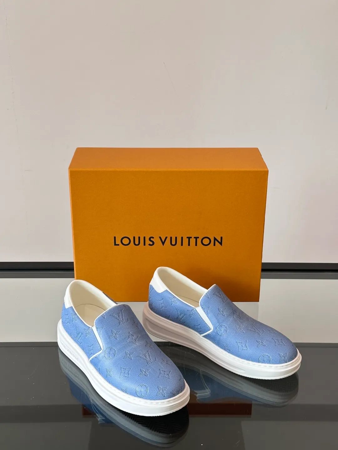 Men's shoes 💰p360 "LOUIS VUITTO＊" Classic presbyopic slip-on loafers are made of classic Damier Gra men's shoes 💰phite canvas, with LV logo embellishment on the shoe body, leather straps decorated with LV metal logo buckles, smooth calf leather trim, and Monogram flower rubber outsole, full of youthful vitality and elegance. Blake craftsmanship and hand-stitched uppers cleverly establish recognition, and the standard sheepskin lining provides a comfortable and soft foot feel! Size: 38-44